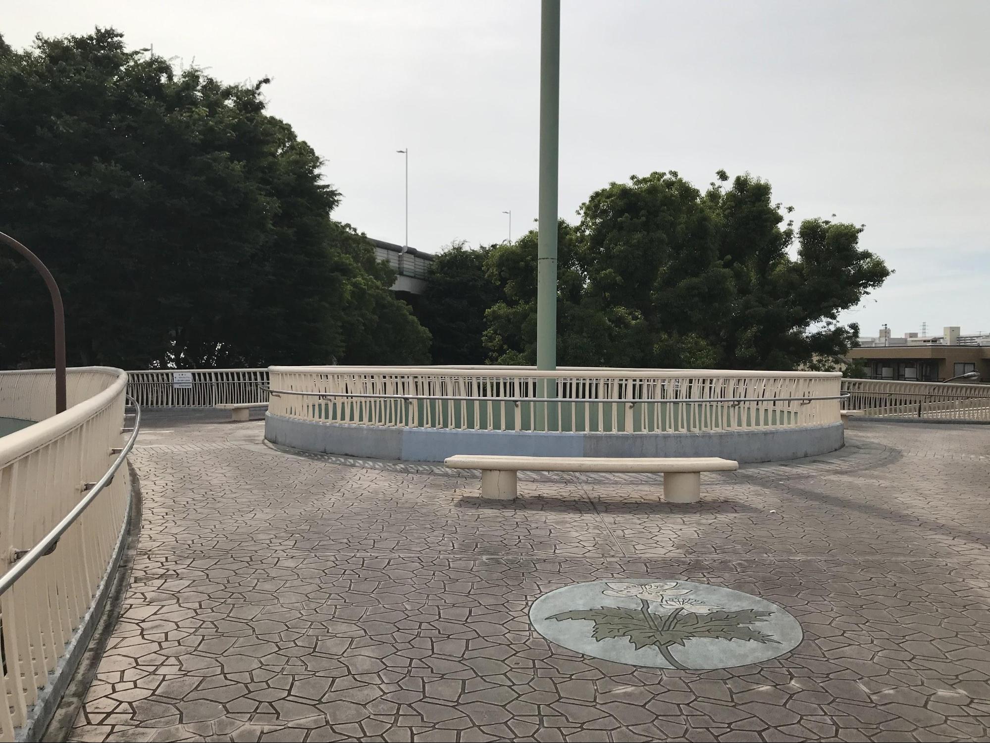 菊池さんが紹介してくれた日本で初めて橋に設置された蓮根歩道橋のベンチ