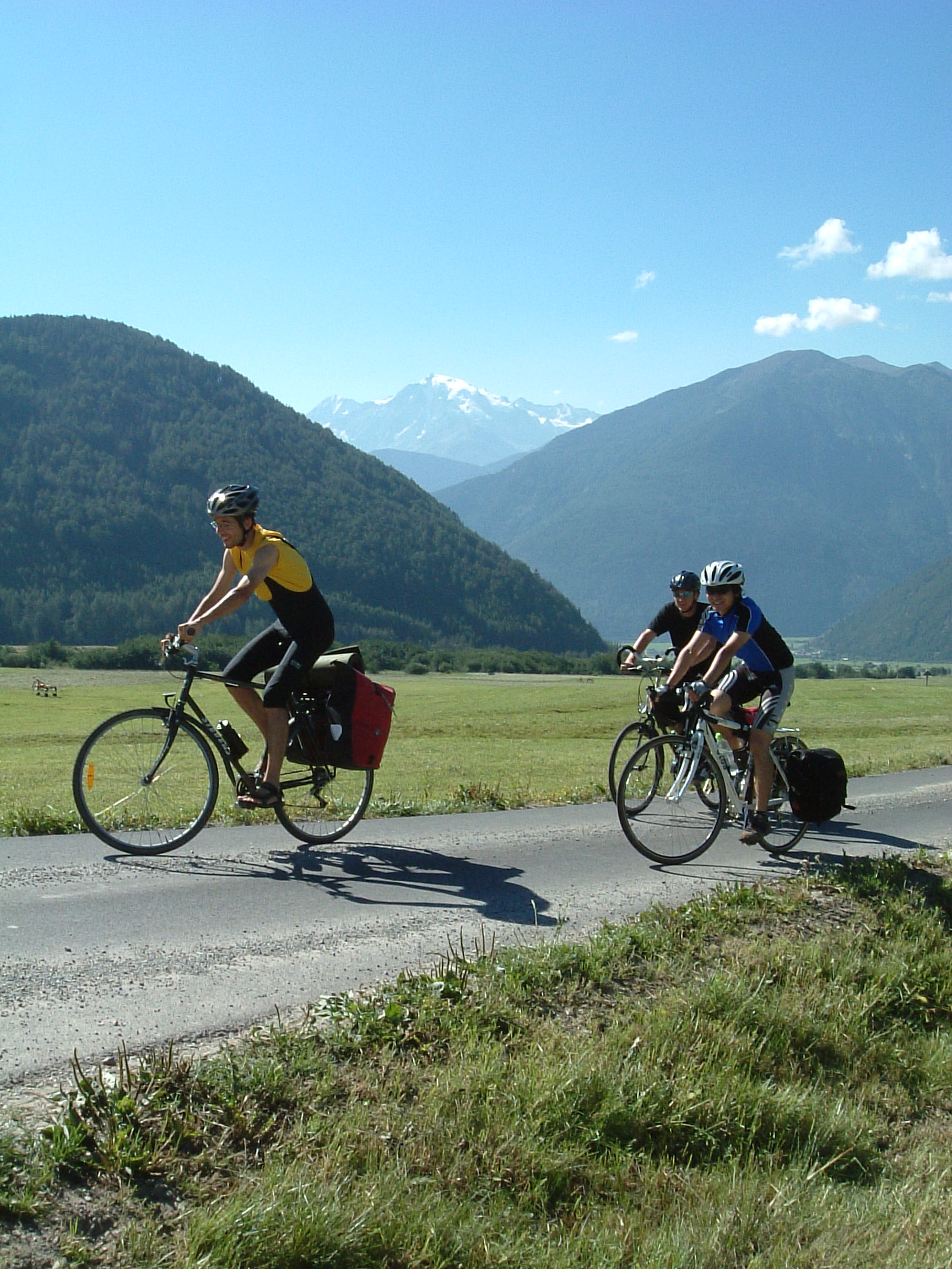 (スイスで自転車旅行をする杉山先生。大学時代は自転車部に所属されていたそうです。)